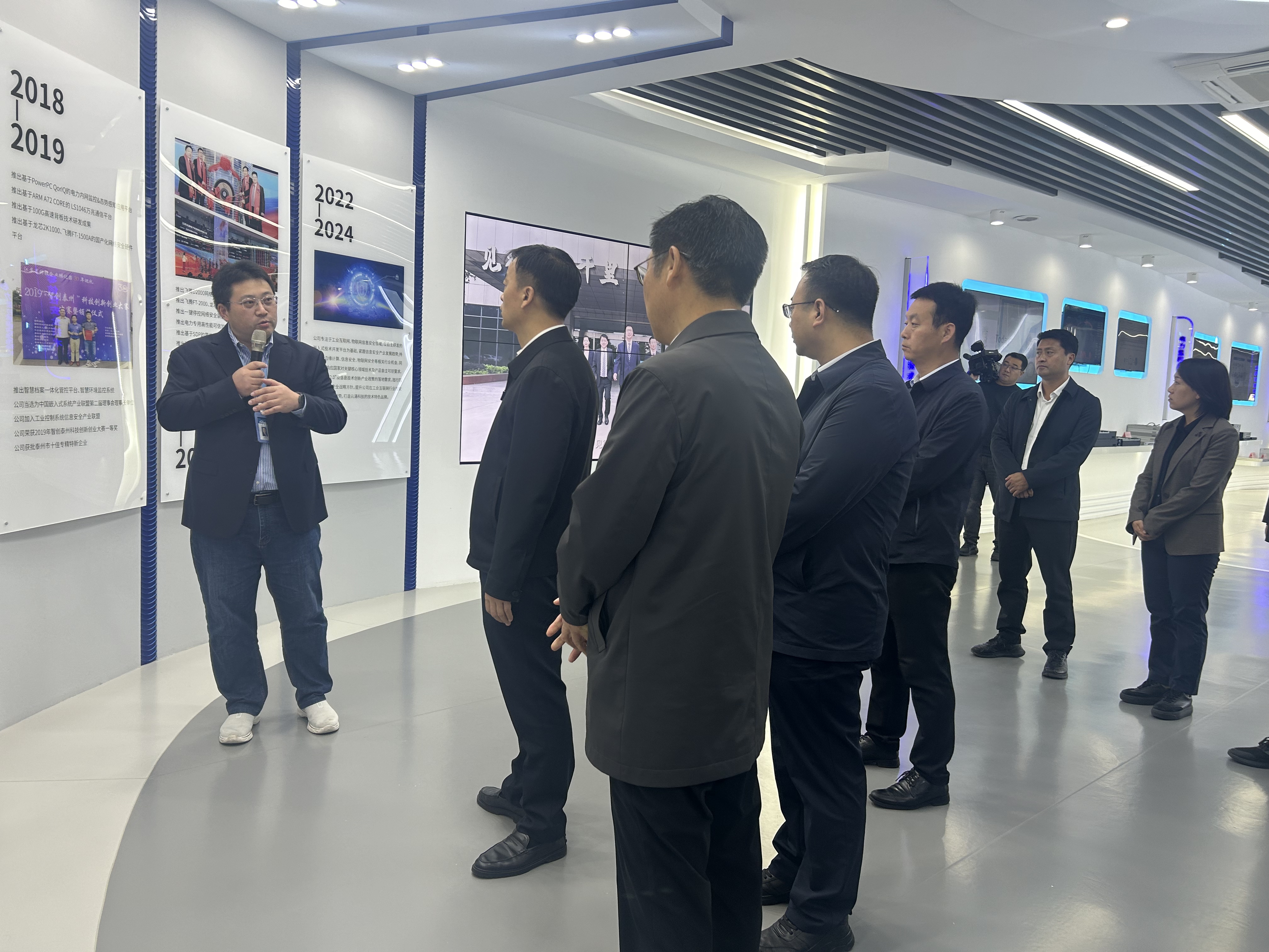 企業(yè)動態(tài)|陜西省長武縣黨政代表團蒞臨云涌科技參觀調(diào)研 企業(yè)動態(tài)|陜西省長武縣黨政代表團蒞臨云涌科技參觀調(diào)研